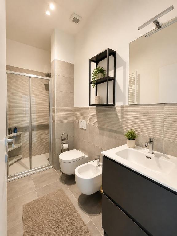 Bathroom with shower at Casa dei Greghi